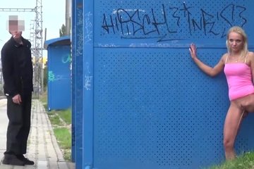 Подборка видео писающие на улице сучки