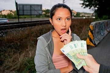 Милая азиатка May Thai сосет большой хуй на улице за 500 евро